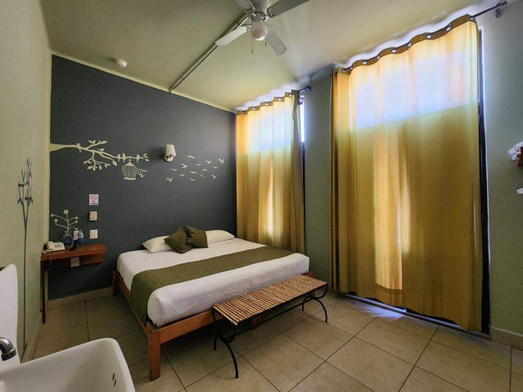 King room at Hotel Plaza Querétaro
